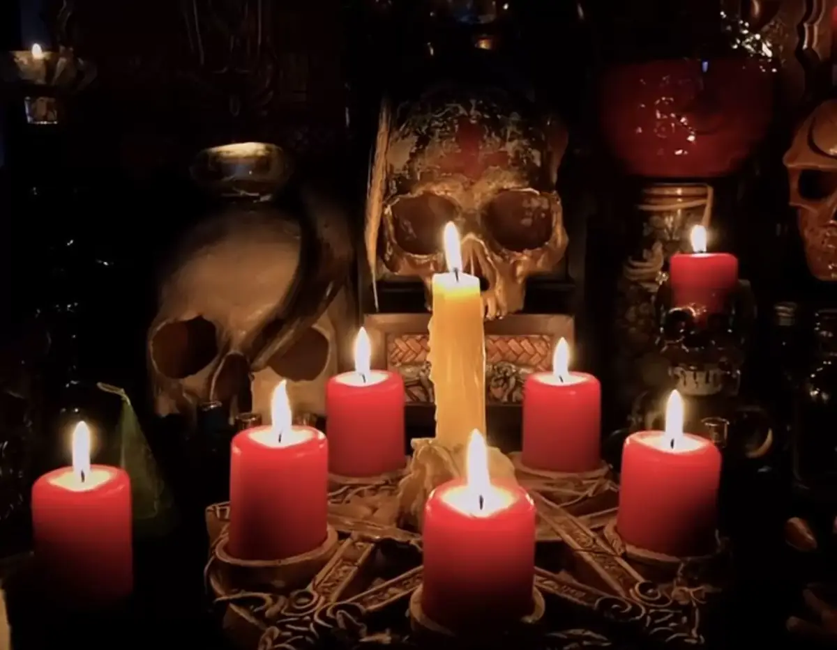 Candele rosse accese fra i teschi dell'altare