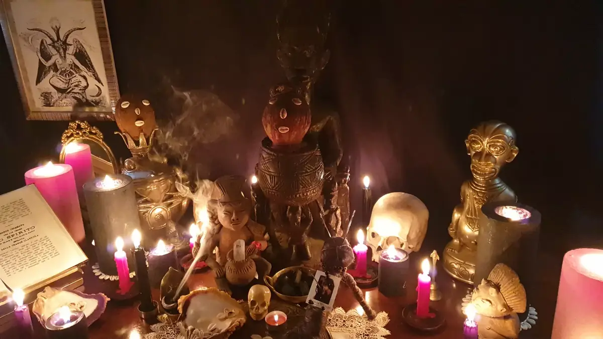 L'altare notturno con i ceri viola