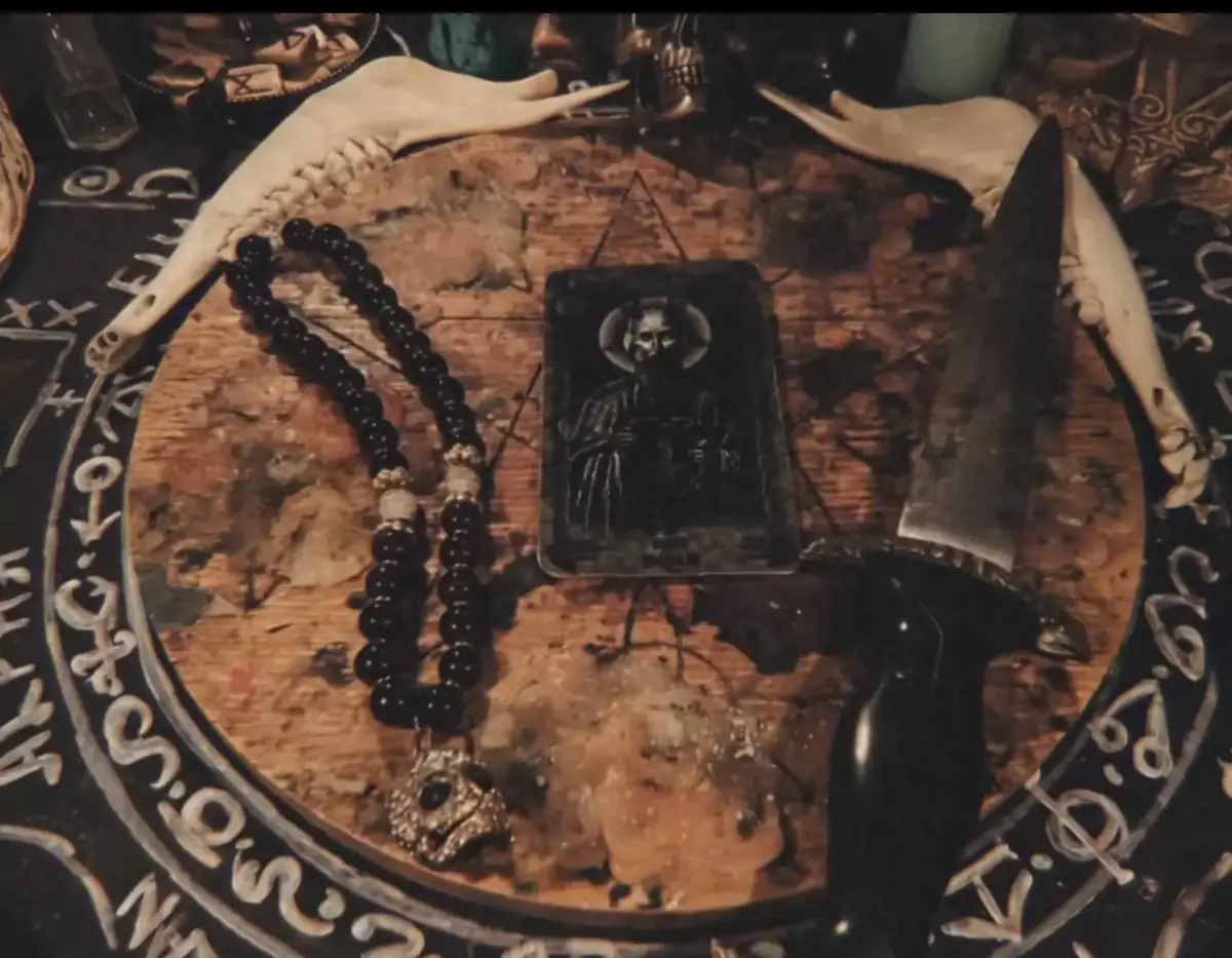 Il cerchio con l'icona nera, il rosario e l'athame
