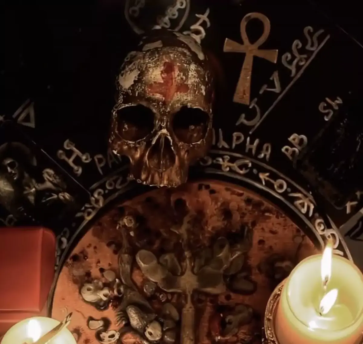 Il teschio dorato con la croce rossa e l'ankh