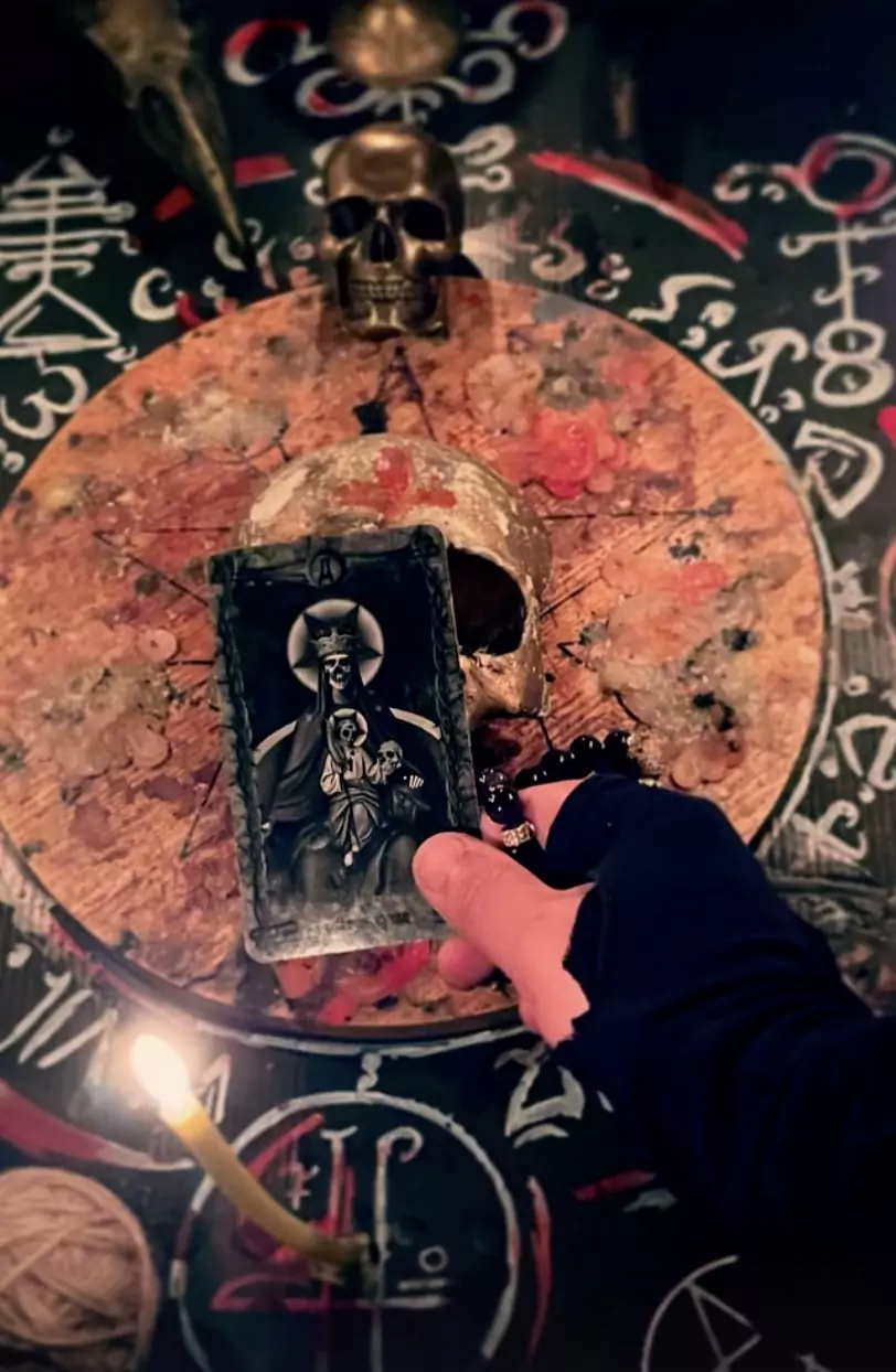 La mano del Maestro posa l'icona sul cerchio sigillato