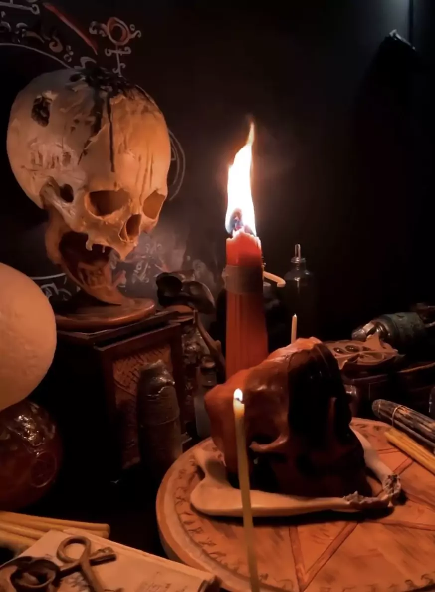 Il cranio di cera e il cero rosso nell'oscurità