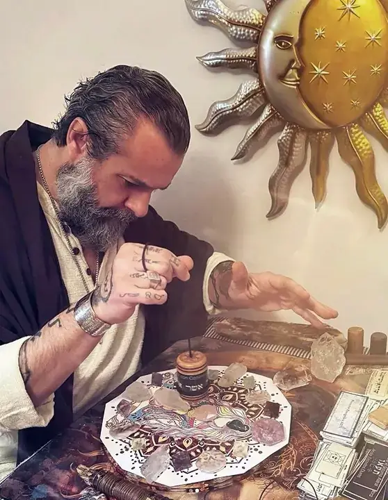 Il Maestro Humberto Mendes al lavoro con cristalli e mandala