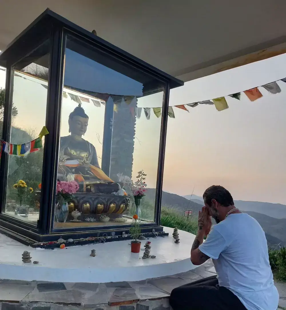 Il Maestro in raccoglimento davanti a uno stupa buddista