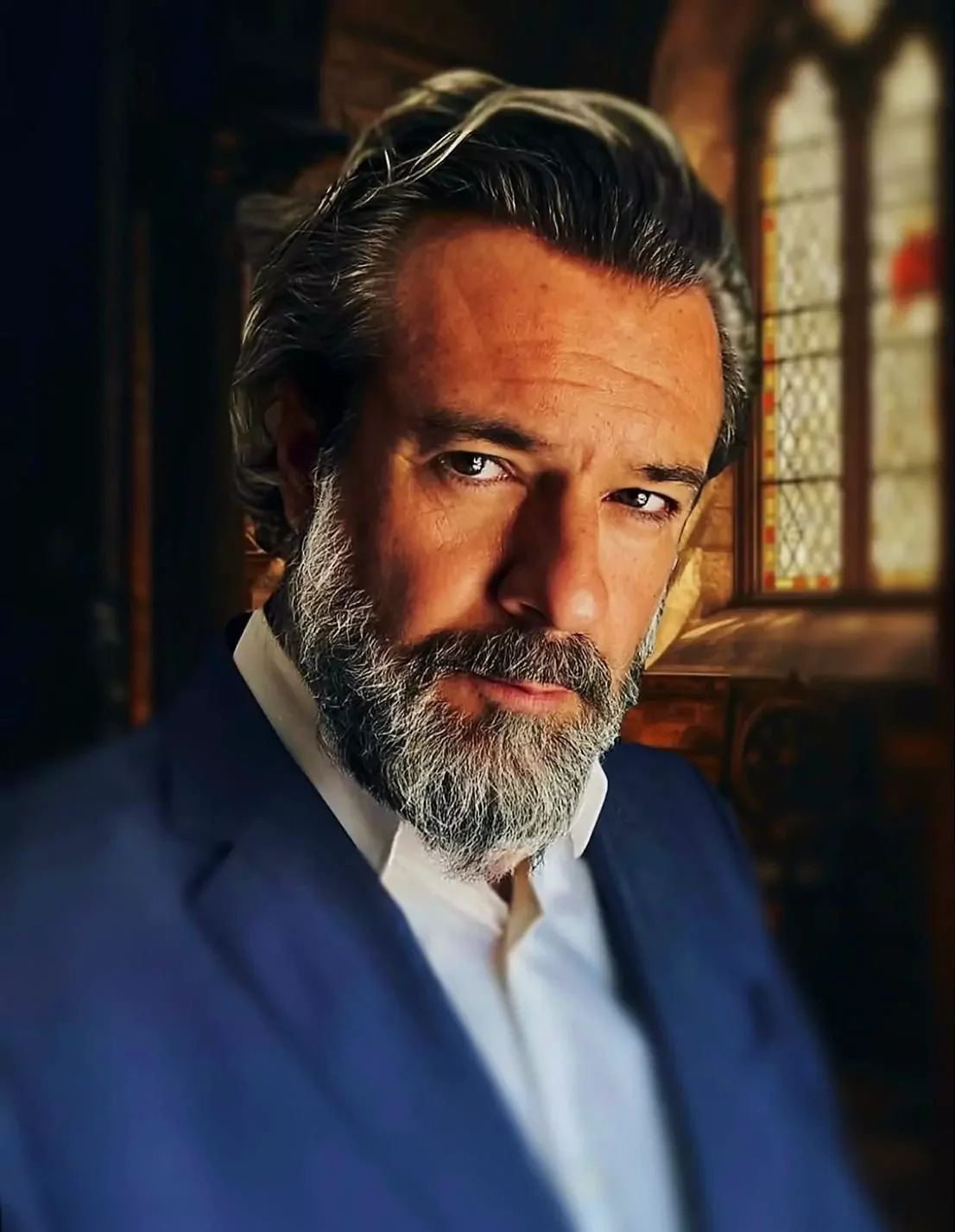 Ritratto del Maestro Humberto Mendes davanti alla vetrata