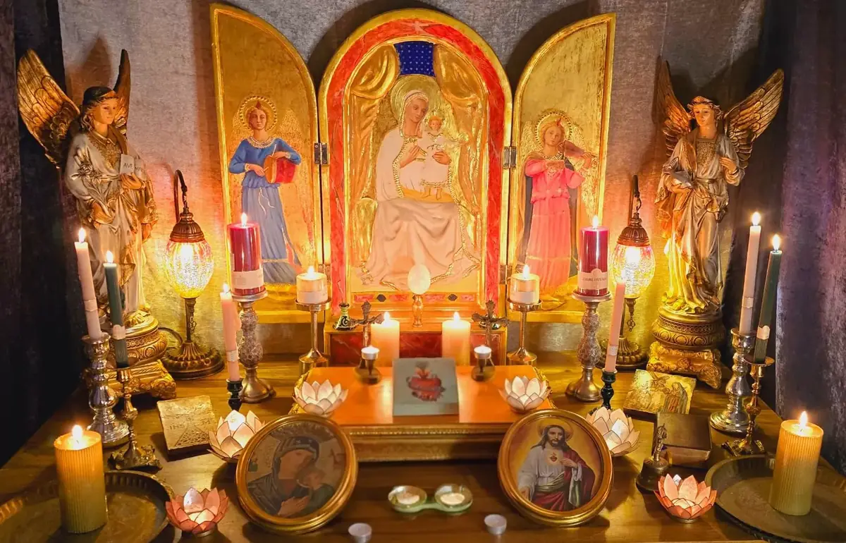 Trittico dorato della Madonna sull'altare della magia rossa