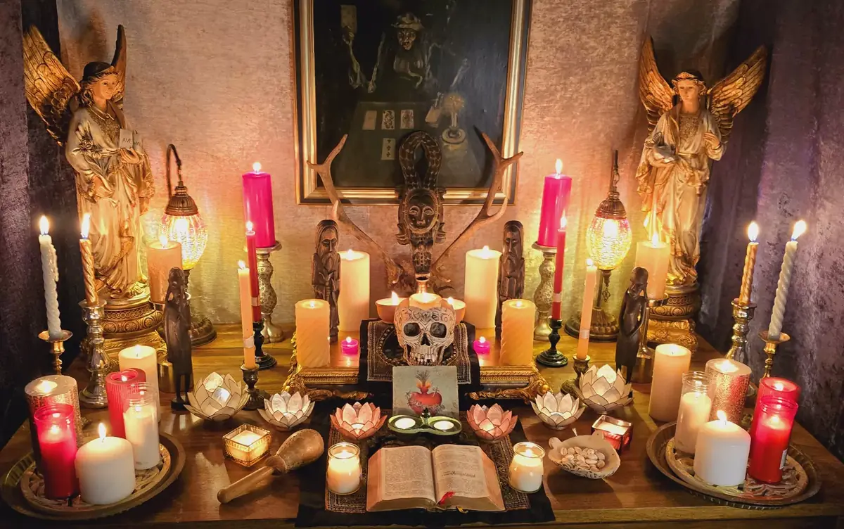 L'altare del legamento con palchi di cervo e candele
