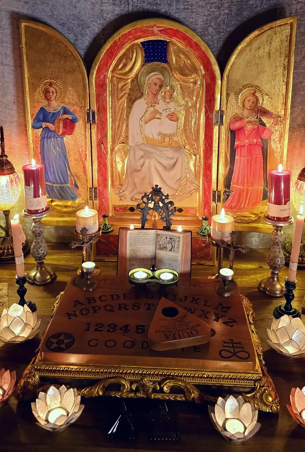 Trittico dorato e tavola ouija sull'altare