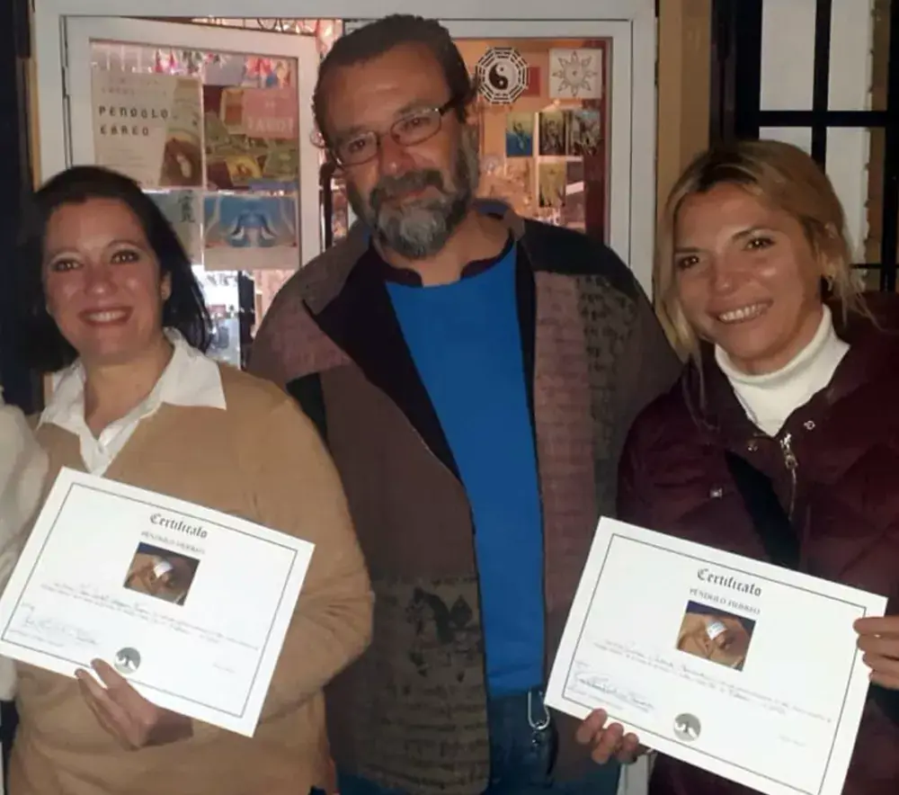 Il Maestro con due allieve e i loro certificati