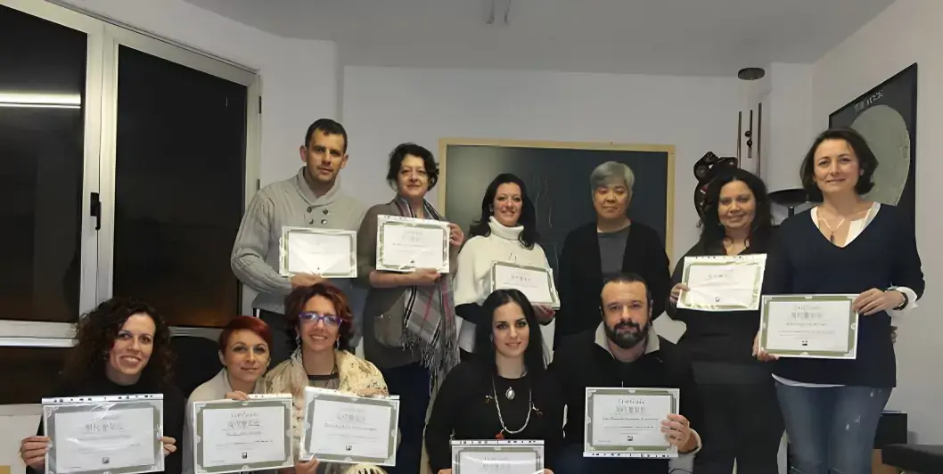 Gli allievi di un corso della scuola con i certificati