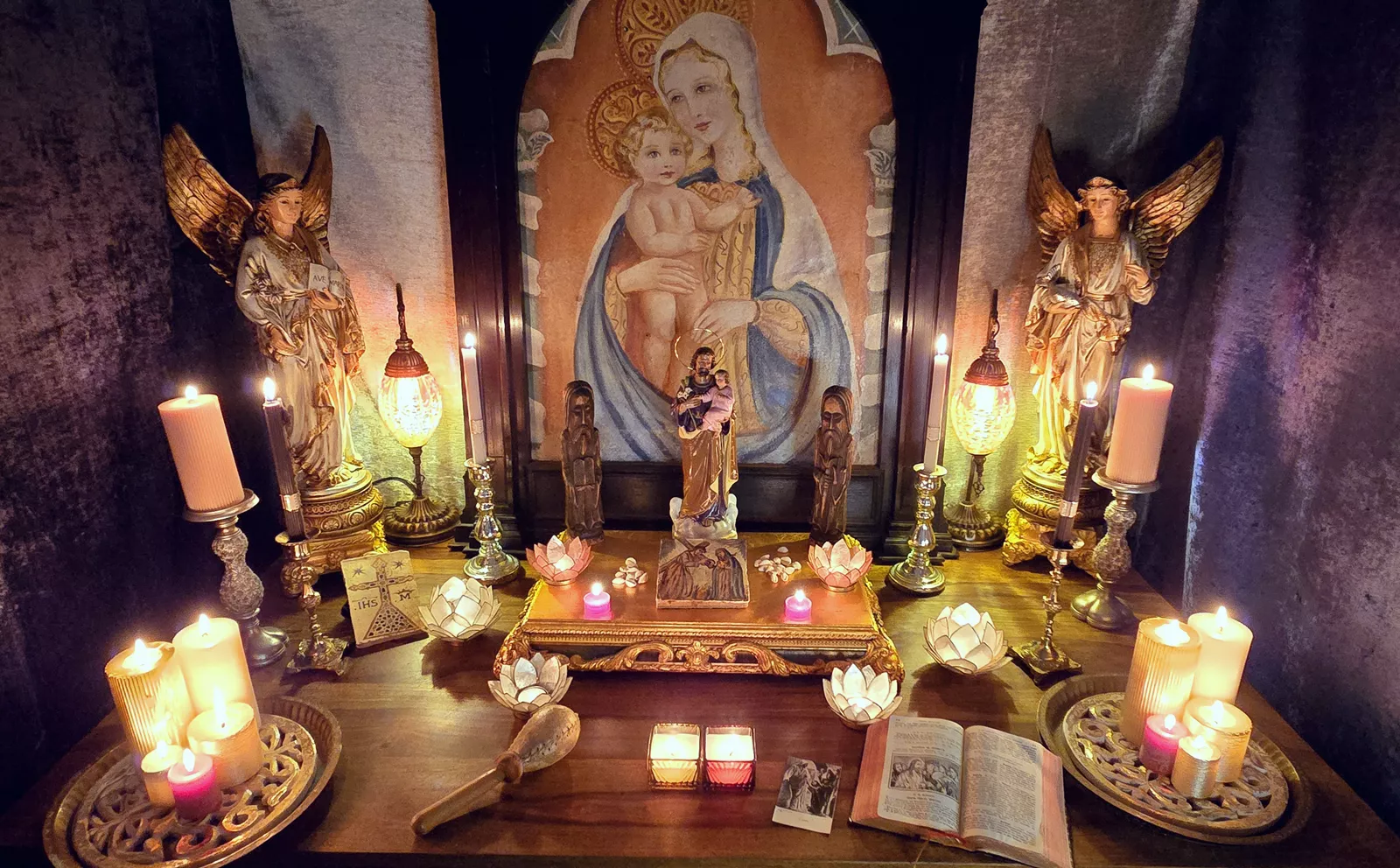 L'altare mariano con la Madonna col Bambino e i due angeli dorati