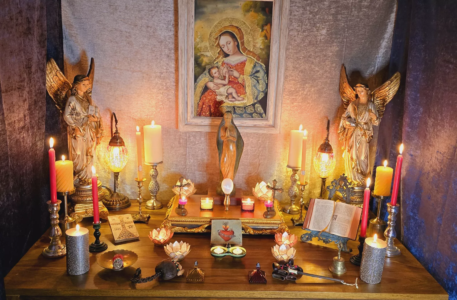 L'altare della devozione con la Vergine, gli angeli e le candele rosse accese