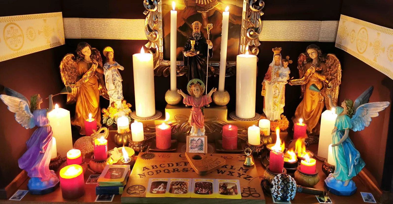 Il grande altare bianco con gli angeli e le carte dell'oracolo