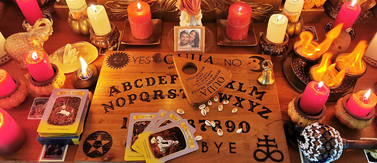 La tavola dell'oracolo con le carte e le candele accese durante il consulto