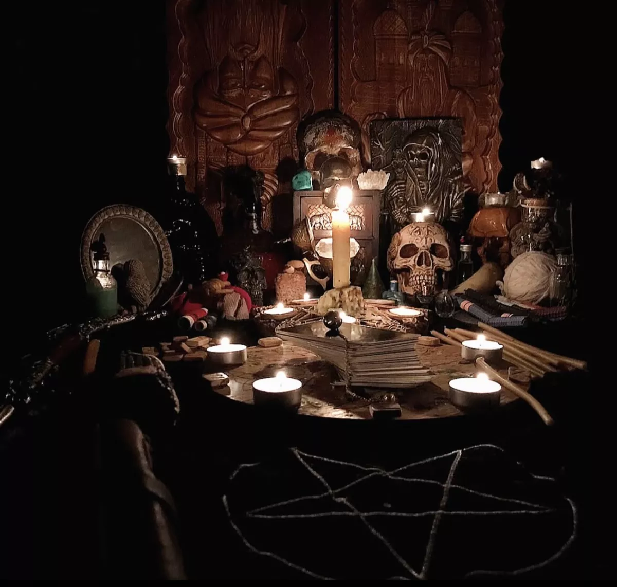 Le carte e le rune sull'altare, nel cerchio dei lumi