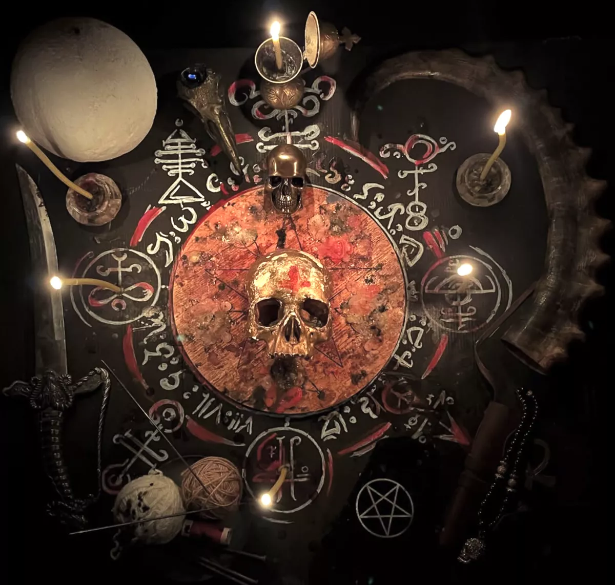 Il disco dei sigilli con il teschio dorato e il corno rituale